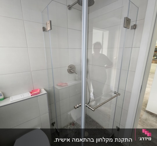 מקלחון זכוכית עם ראש מקלחת עגול